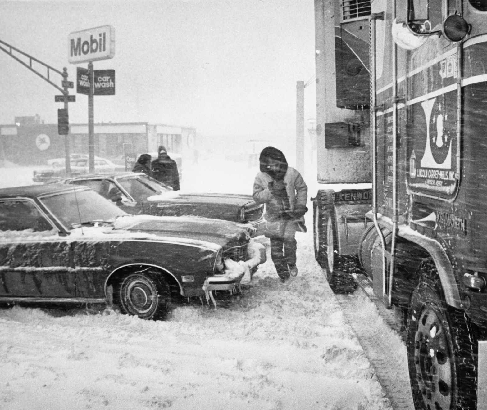 Motorists abandon their cars and trucks in search of shelter on 72nd Street during the blizzard on Jan. 10, 1975.